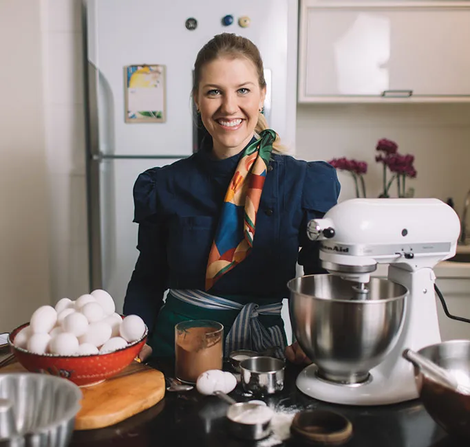 Imagem da Carol na cozinha fazendo as receitas